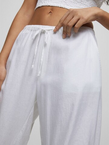 Loosefit Pantalon Pull&Bear en blanc