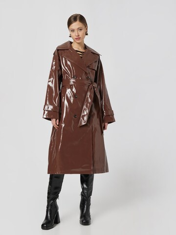 VIERVIER Between-Seasons Coat 'Amanda' in Brown: front