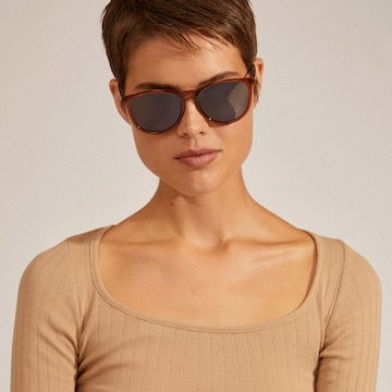 Pilgrim Sunglasses 'VANILLE' in Brown: front