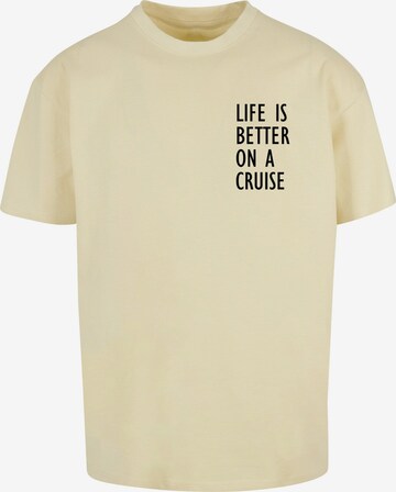Merchcode Shirt 'Life Is Better' in Geel: voorkant