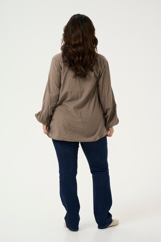 KAFFE CURVE Bluse 'Lynia' i brun