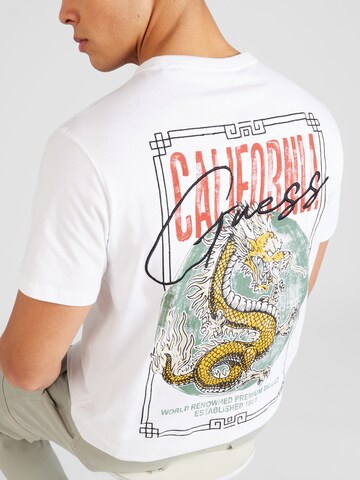 GUESS T-Shirt 'CALIFORNIA DRAGON' in Weiß