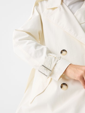 Manteau mi-saison Bershka en blanc