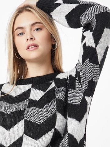 In The Style Пуловер 'LORNA' в черно