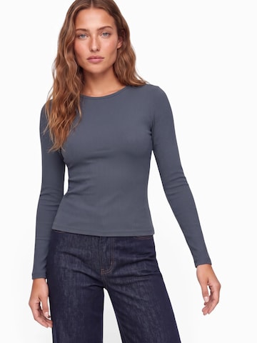 Tricou 'Insa' de la ABOUT YOU pe albastru: față