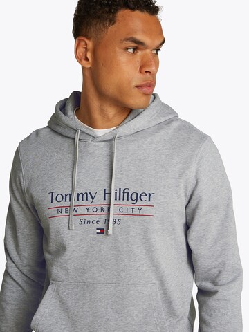 TOMMY HILFIGER Свитшот в Серый