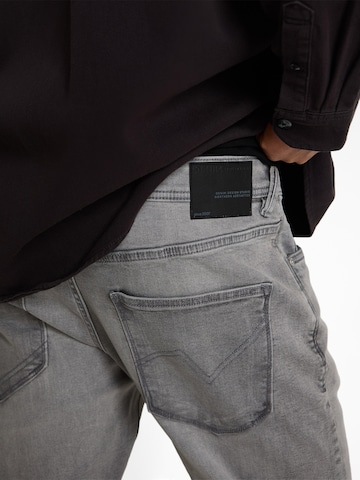 TOM TAILOR DENIM Tapered Jeans 'BRYDEN' in Grey