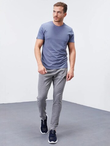 Tommy Life - Skinny Calças de desporto 'Jogginghose' em cinzento