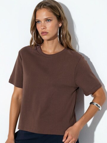T-shirt Busem en marron : devant