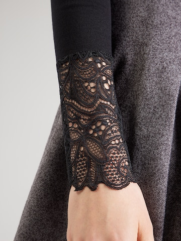 ABOUT YOU Тениска 'Caroline' в черно