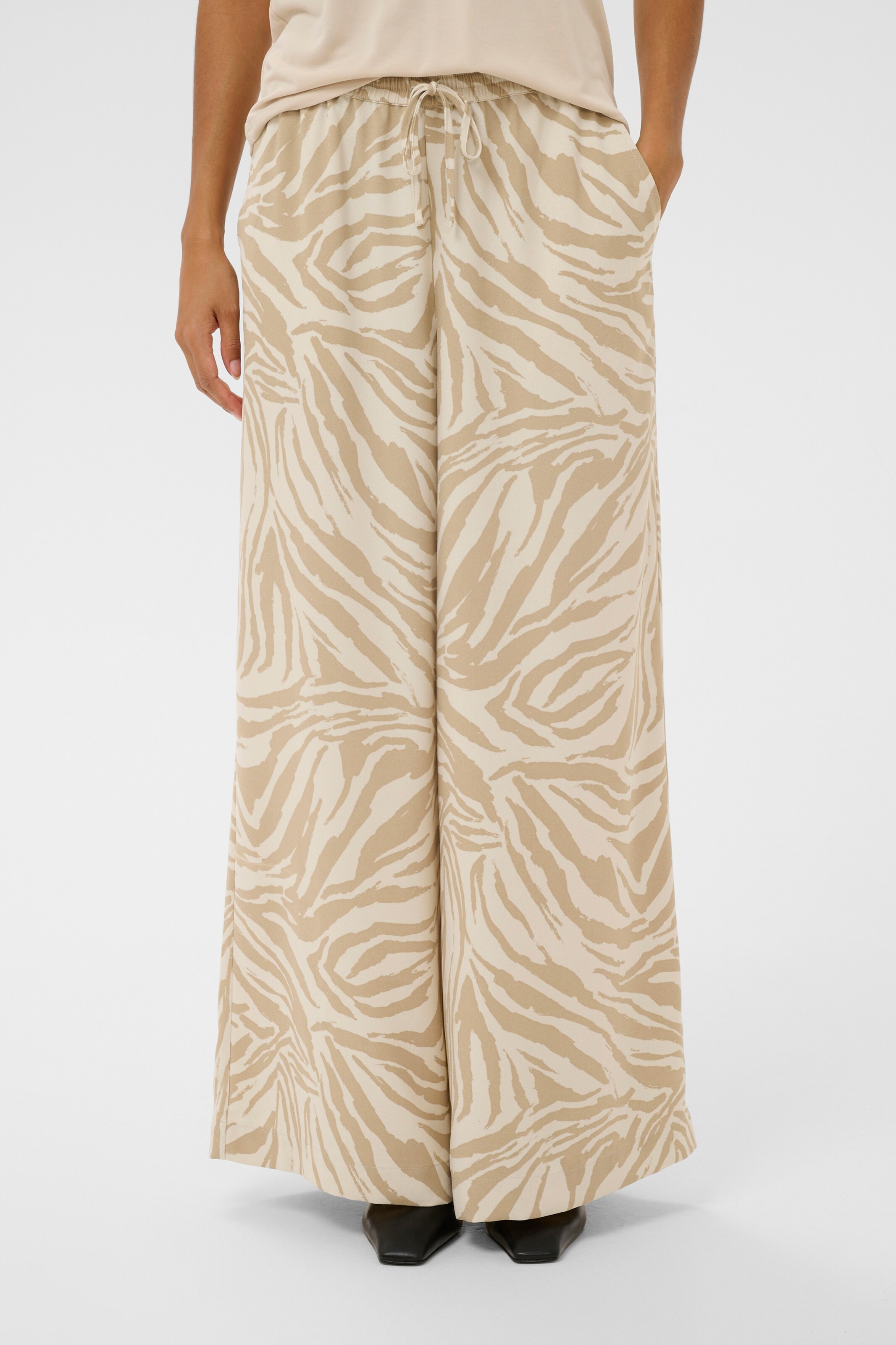 SOAKED IN LUXURY Wide leg Trousers 'Shirley' in Beige: front