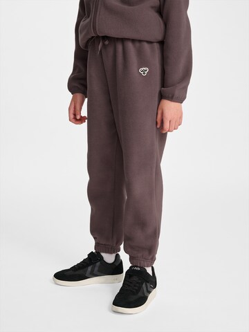 Hummel Tapered Broek in Bruin: voorkant