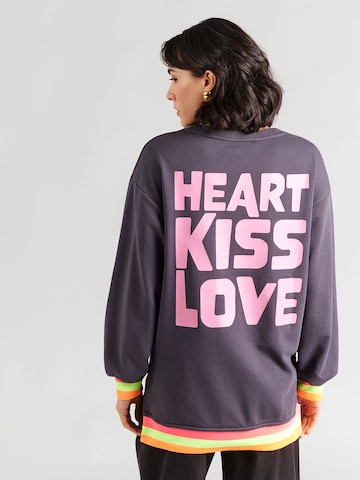 Sweat-shirt 'Heart Kiss Love' miss goodlife en gris : devant