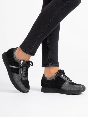 Sneaker bassa di VITAFORM in nero
