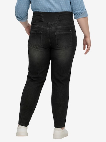SHEEGO Slimfit Jeans in Schwarz