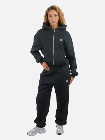 HEFTYKA Zip-Up Hoodie in Black