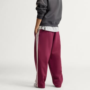 ADIDAS ORIGINALSLoosefit Hlače 'AdiSignature' - crvena boja