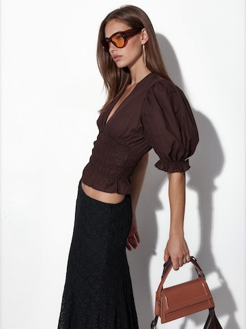 Busem Blouse in Brown