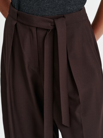 Wide leg Pantaloni con pieghe 'Anaiso' di TATUUM in marrone