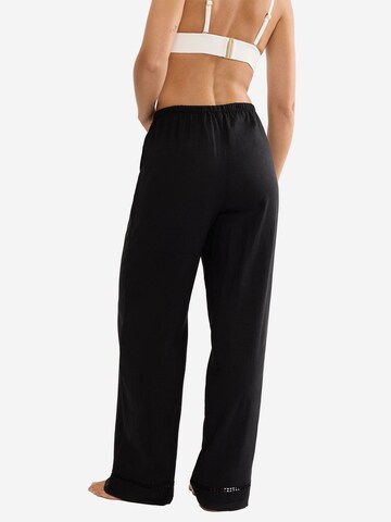 TRIUMPH Loosefit Broek ' Red Label Summer Wear ' in Zwart