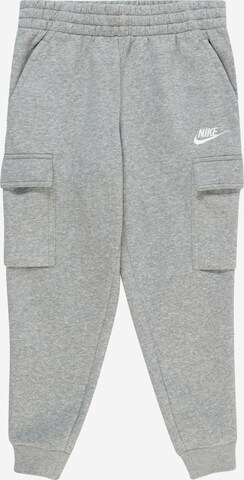 Effilé Pantalon Nike Sportswear en gris : devant