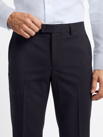 Coupe slim Pantalon à plis 'Hoxdon' Finshley & Harding London en bleu
