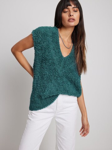 NA-KD Oversized Sweater in Green: front