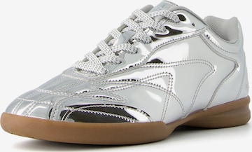 Bershka Sneakers laag in Zilver: voorkant