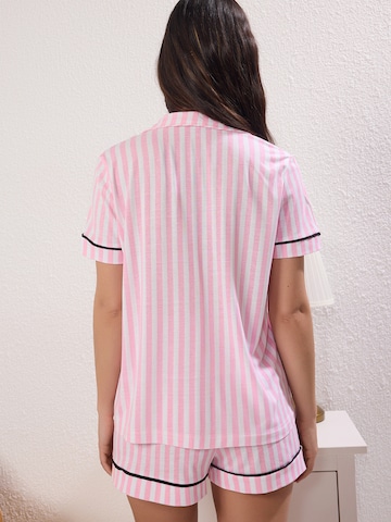 Pantaloni scurți de la Trendyol pe roz