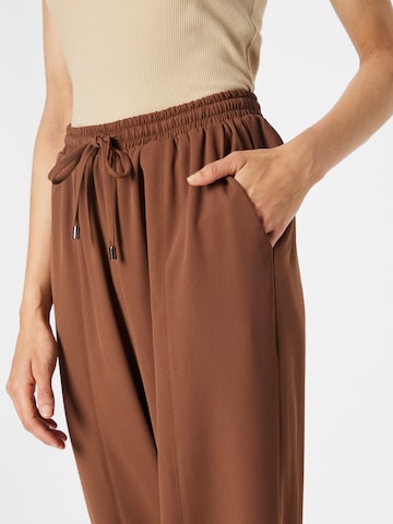 SISTERS POINT - Pierna ancha Pantalón 'VAGNA' en marrón