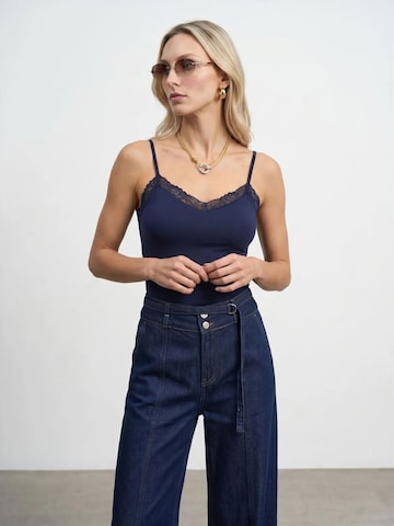 Dilvin Top in Blue: front