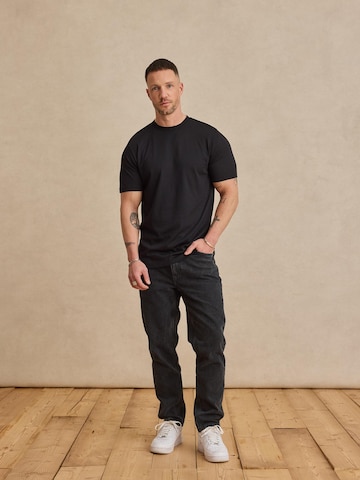 DAN FOX APPAREL Футболка 'Piet' в Черный