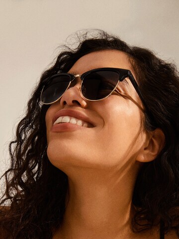 Pilgrim Sunglasses 'CHARLIE' in Gold: front