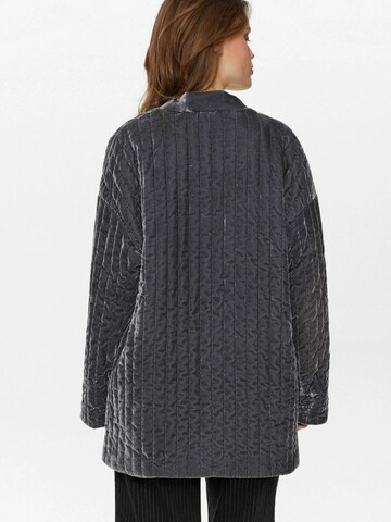 NÜMPH Välikausitakki 'Velli' värissä harmaa