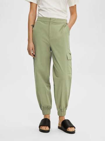 Tapered Pantaloni cargo 'Cille' di SELECTED FEMME in verde: frontale