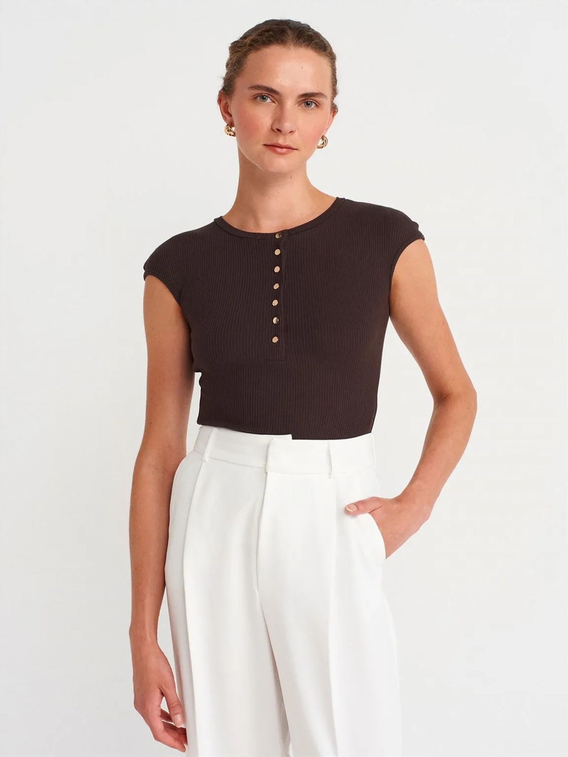T-shirt Dilvin en marron : devant
