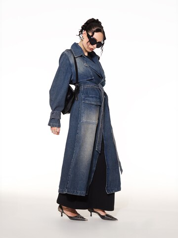 Cappotto di mezza stagione di SHYX in blu: frontale