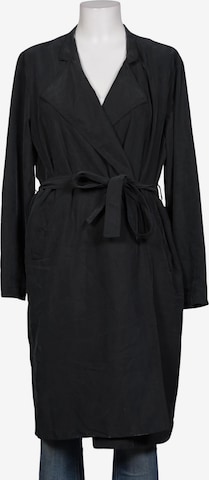 American Apparel Mantel M in Schwarz: Vorderseite