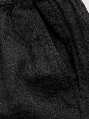 Next Regular Shorts in Schwarz
