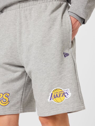 NEW ERA Regular Shorts in Grau