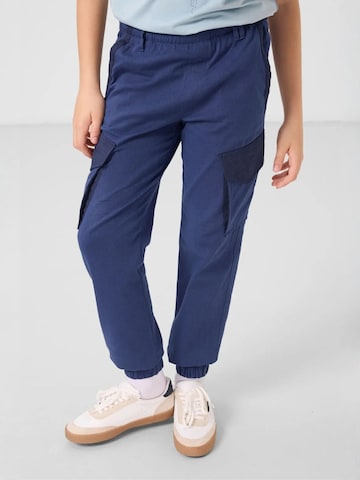 Pantalon 'TOMMY Kinder Cargo-Joggerhose' Tommy Life en bleu
