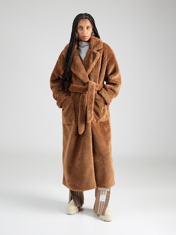 Manteau d’hiver 'Alesandra' UGG en marron : devant