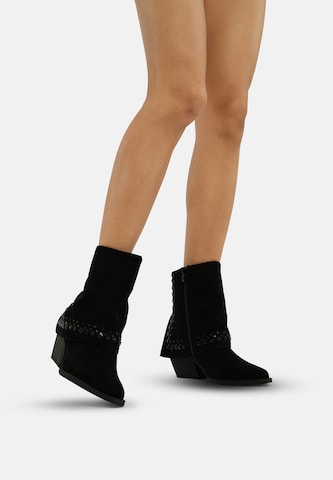 Salinyang Booties in Black