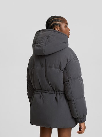 Bershka Zimska jakna | siva barva