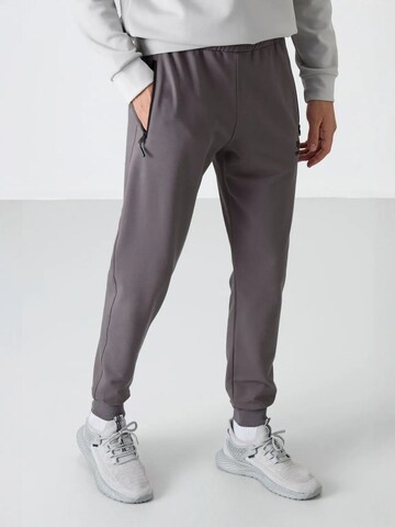 Tapered Pantaloni di Tommy Life in grigio