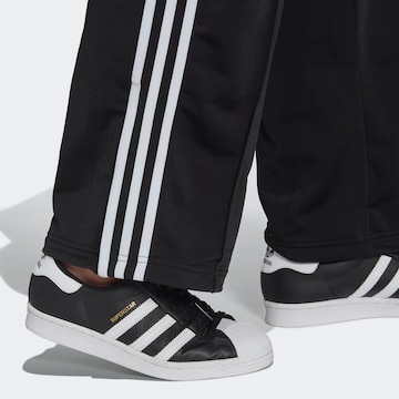 Loosefit Pantaloni 'Adicolor Classics Firebird Primeblue ' di ADIDAS ORIGINALS in nero