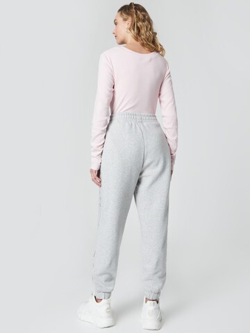 Effilé Pantalon 'Lilli' florence by mills exclusive for ABOUT YOU en gris