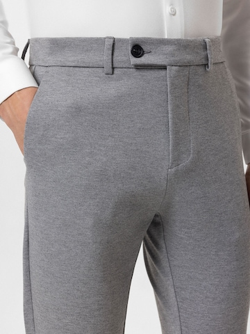 Coupe slim Pantalon Antioch en gris