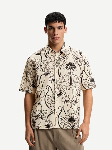 Fit confort Chemise Bershka en beige : devant