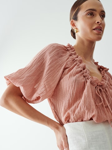 The Fated Blouse in Roze